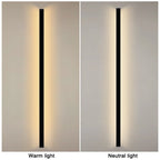 Applique murale Borée noire posée à la verticale, comparaison entre lumière chaude et lumière neutre