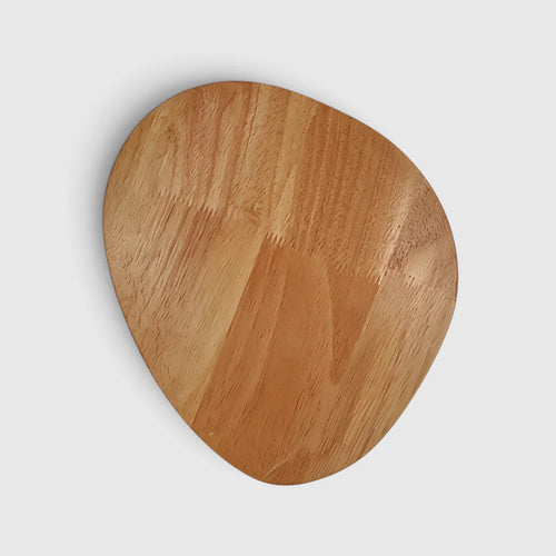 Applique murale Bosquet, disque en bois clair de forme organique, éteinte sur fond blanc